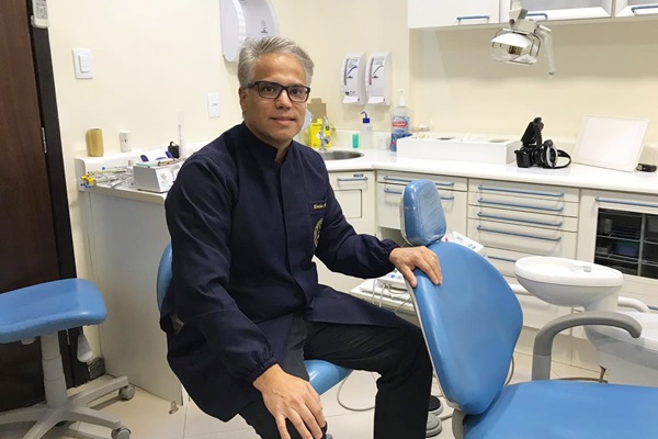 Foto do professor Matheus Melo Pithon em consultório odontológico. Ele está entre os 74 pesquisadores da Odontologia brasileira e entre os quatro da Ortodontia no país