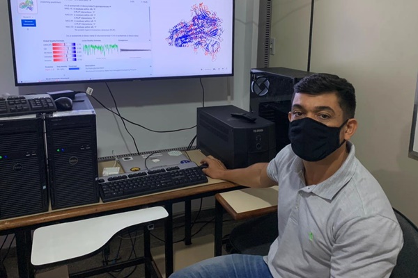 Professor Bruno Andrade, sentado à frente do computador pesquisando sobre o desenvolvimento de fármacos para combater a Covid-19.