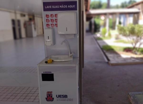 Imagem de um lavatório de mãos instalado na Uesb, uma forma de reforçar os protocolos de higienização das mãos