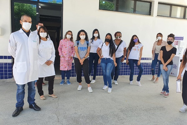 Foto de alunos e professores do curso de Fisioterapia em pé, na frente da Clínica Escola de Fisioterapia da Uesb