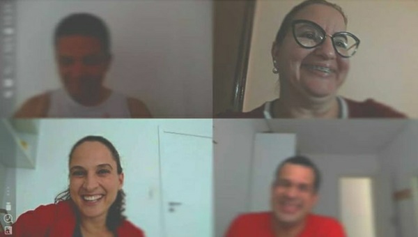 Imagem de uma tela do Google Meet, dividida em quatro janelas, com duas mulheres profissionais de atendimento em imagem nítida e dois homens que são atendidos pelo Espaço em imagem desfocada