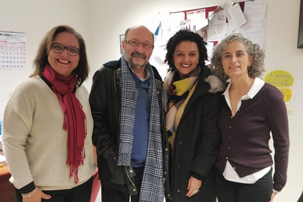 Na imagem, é possível visualizar quatro pessoas, três mulheres e um homem. Eles estão sorrindo, vestindo roupas de frio.