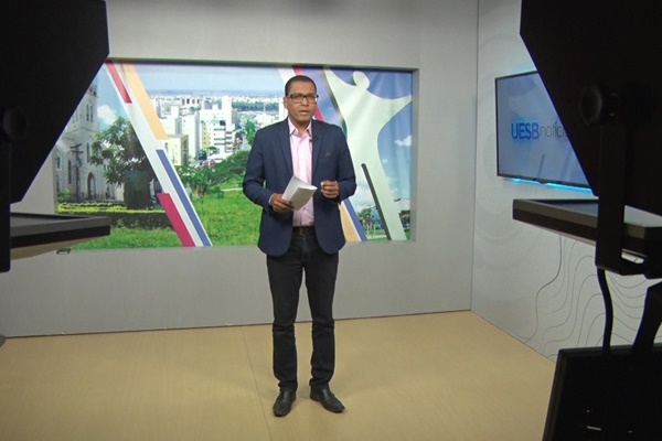 Tiago Henrique, apresentador do Uesb Notícias 1ª edição, no estúdio da TV Uesb em apresentação do jornal