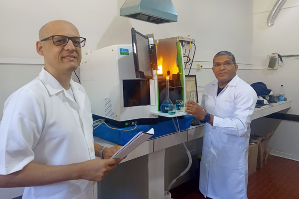 Foto dos professores Marcos de Almeida Bezerra e Valfredo Azevedo Lemos no laboratório de Química, no campus de Jequié