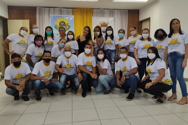 Alunos do Programa Formacampo em grupo, sendo alguns abaixados e outros em pé para a pose da foto