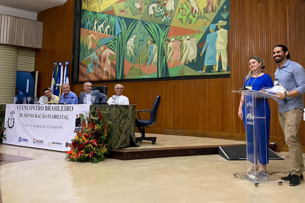 Profesor del Programa de Ciencias Forestales recibe certificado en el Encuentro Brasileño de Medición Forestal