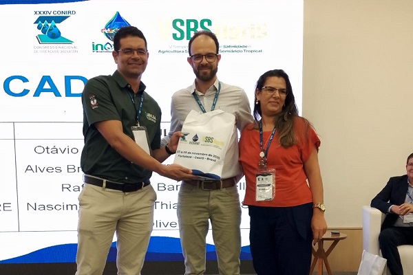 Professores Alexsandro Almeida (Universidade Federal de Alagoas), Otávio Neto Santos (Uesb) e Kelly Leite (Universidade Federal do Acre) durante cerimônia de entrega da premiação.
